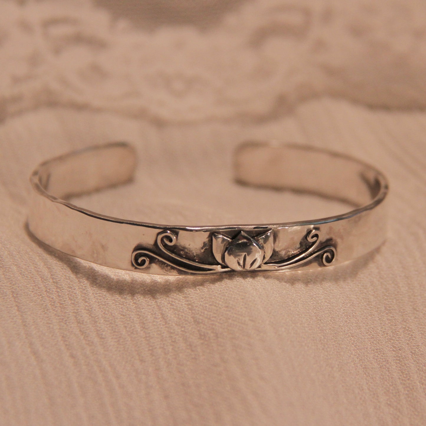 Lotus cuff