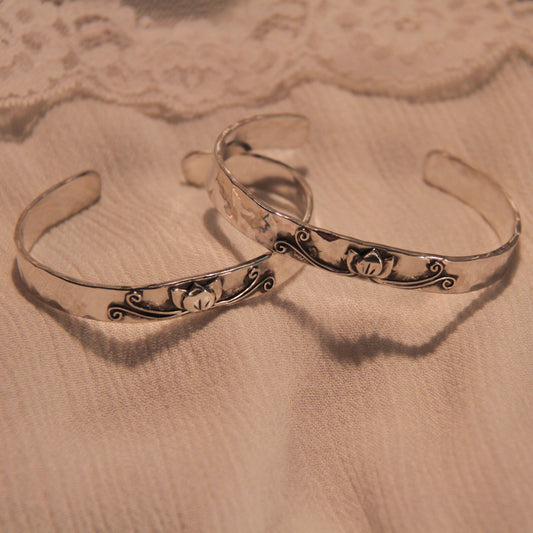 Lotus cuff